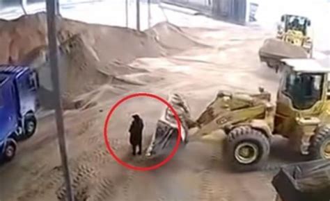 china.mujer excavadora|VIDEO: Una excavadora atrapa por error a una mujer y la arroja .